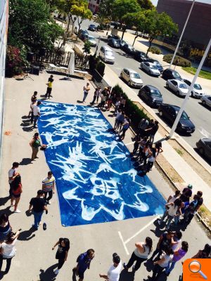 Medio centenar de alumnos del IES Carrús participan en la creación de la primera cianotipia gigante 